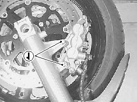 Wyłącznik blokady zapłonu nóżki bocznej Prawidłowe funkcjonowanie tego wyłącznika należy sprawdzić w sposób następujący: 1) usiąść w normalnej pozycji do jazdy na motocyklu ze złożonym podnóżkiem 2)