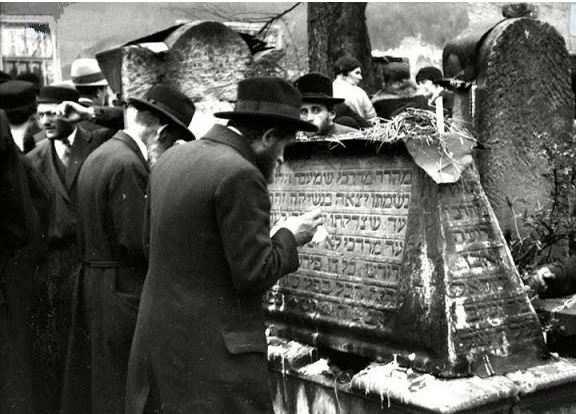 המלחמה, ואשר נרדפו כיהודים בהיותם במחנה ריכוז או בגטו או שחיו במסתור / בזהות בדויה תחת הכיבוש הנאצי תקופה של 6 חודשים לפחות, עשויים להיות זכאים לתשלום חד-פעמי בגובה של 2,500 יורו כ"ילדי שואה".