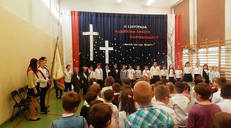 11 Listopada Klasa VI b z wychowawczynią Jolantą Szymczyk oraz chórem szkolnym przygotowanym przez p.