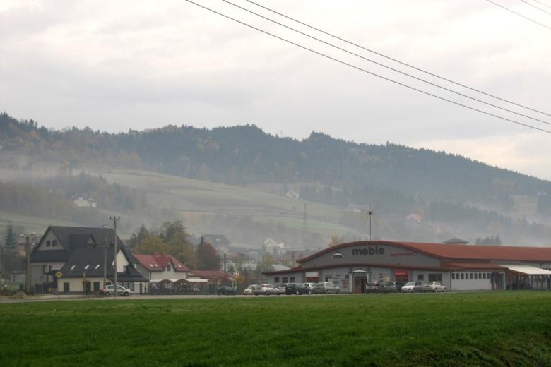 Na spacerze ręka mała Dużą rękę dziś spotkała.