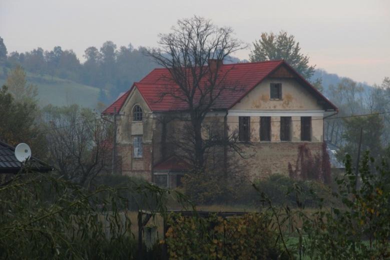 Trochę ślisko rączka mała W dużej ręce się schowała.