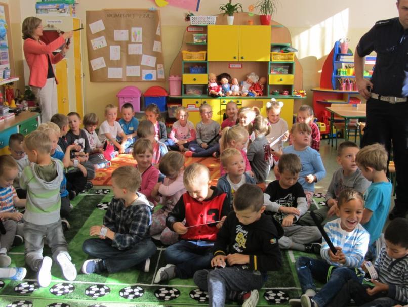 Stań na skraju chodnika nim na jezdnię wskoczysz.
