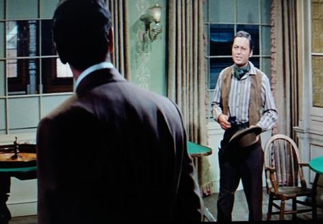 Prowokowany słownie przez oponenta, Henry Fonda powoli przemieszcza się na lewą stronę ekranu, gdzie umieszczają go