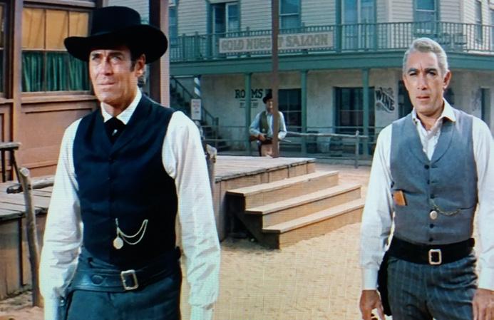 Multimodalność tekstu filmowego 37 W tej scenie Henry Fonda nie ma przy sobie broni, co jednak nie stoi w sprzeczności z konsekwentnie stosowaną przez twórców filmu zasadą pokazywania znanego
