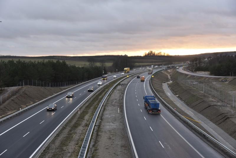 W ramach budowy S5 powstało 7 węzłów drogowych, które w sposób bezkolizyjny umożliwiają włączenie się do ruchu: Żmigródek, Żmigród, Krościna, Prusice, Trzebnica, Kryniczno, Wrocław Północ.