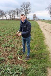 .pl https://www..pl Wojciech Balicki, agronom w gospodarstwie znajdującym się w Warcie Bolesławieckiej.