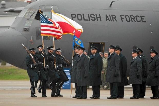 Michał Woźniak Polsko- amerykańska współpraca wojskowa po 2001 roku Polska, podobnie jak większość państw Europy Środkowo- Wschodniej, postrzega obecność Stanów Zjednoczonych oraz struktur Sojuszu