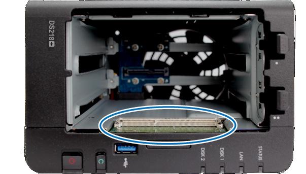 Dodawanie modułu pamięci w serwerze DiskStation Opcjonalny moduł pamięci firmy Synology został zaprojektowany jako rozszerzenie pamięci dla serwera DiskStation.