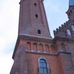 Dwuskrzydłowe drzwi głównego wejścia, ozdobione płaskorzeźbami ze scenami biblijnymi, wykonane zostały przez