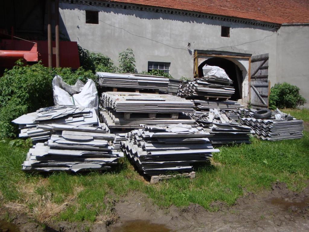 3. Miejsca gdzie płyty azbestowo-cementowe został już częściowo zdjęte i są przetrzymywane luzem na podwórzach i zapleczach budynków (chaotycznie lub w stosach tak jak w Przystroniu), a czasem