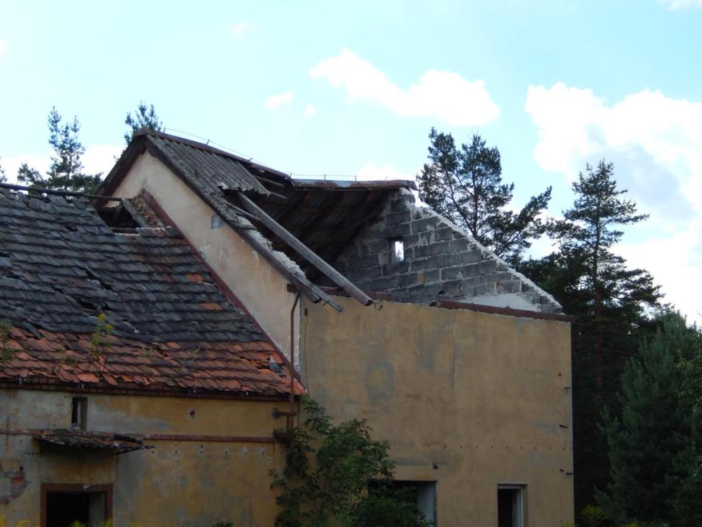 Dziś jednak wiemy, że materiał ten jest szkodliwy dla zdrowia. Dlatego produkcja, stosowanie oraz obrót azbestem i wyrobami zawierającymi azbest zostały zakazane.