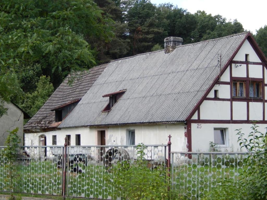 Fot. 7. Płyty azbestowe na budynku mieszkalnym w Ławszowej. Kolejny problem stanowi tzw. czynnik dostępności (do 2 metrów), który nie różnicuje przypadków niedostępnych mimo to np.