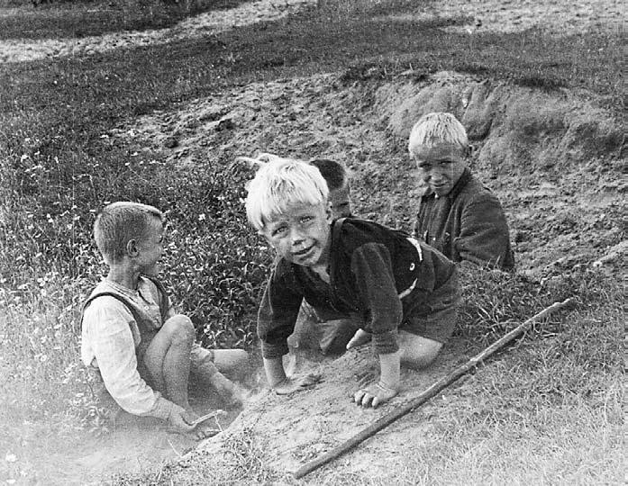 140 Regina Mikštaitė-Čičiurkienė *8 Kiaulių piemenys kūrena ugnį. Čižūnų k., Trakų raj. 1950 m. LII ES, b. 6. Angelės Vyšniauskaitės nuotr. baigdavo kartais net 20 21 metų sulaukę vyrai 28.