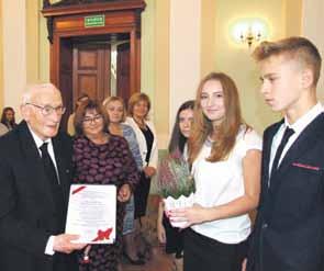 Sześć lat temu Oliwia była pięciokrotnie młodsza od Hani. Ile lat będzie miała Hania za 2 lata?