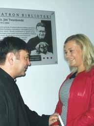 Po zrobieniu pamiątkowego zdjęcia dzieci otrzymały upominki.