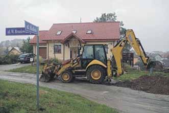 2 Nr 15(35) 30 października 2017 Będzie nowa nawierzchnia Ruszyły prace W poniedziałek, 23 października rozpoczęły się prace związane z budową ulicy Broniewskiego i ul.