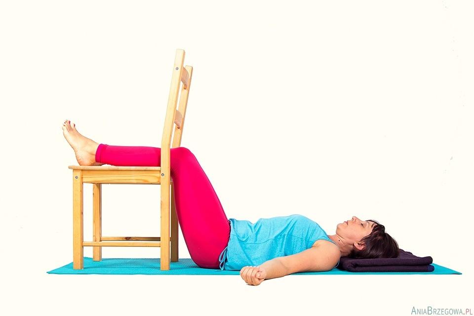 Relaks z nogami na krześle (Siavasana) 1. Połóż się na plecach z łydkami wspartymi wygodnie na krześle (lub łóżku, sofie). 2. Upewnij się, że całe ciało jest ułożone w linii, od czubka głowy do pięt.