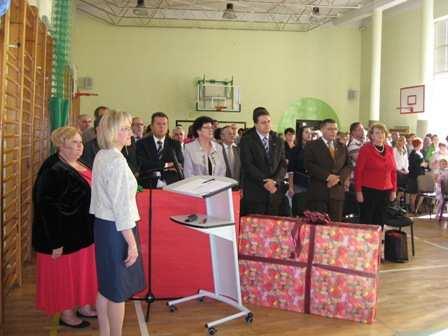 Zadanie 10. Obchody 80-lecia Szkoły Podstawowej zaczęły się o godzinie 9:00 przemówieniem Pani Dyrektor, które trwało. Później były występy uczniów, które trwały 1,5h.