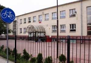 Zadanie 13. Szkoła, przedszkole i parking znajdują się na jednym ogrodzonym terenie. Szkoła zajmuje tego terenu, przedszkole zajmuje terenu, a pozostałą część równą 2400 m 2 zajmuje parking.