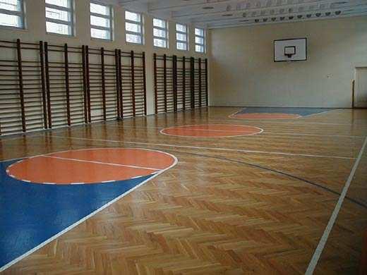 Zadanie 3. Sala gimnastyczna ma wymiary 7m x 25m x 5m. Znajduje się w niej pięć okien o wymiarach 1m x 2m. Ile trzeba zapłacić za farbę, jeżeli puszka wystarcza na 14 m 2 i kosztuje 20 zł?