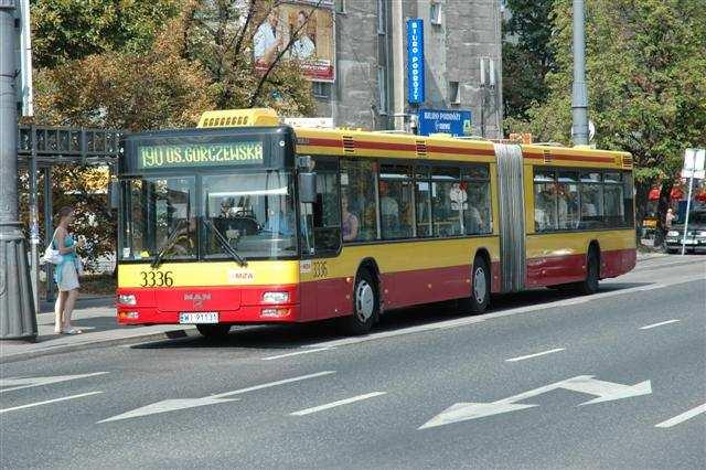 Zadanie 4. Z Chotomowa autobus odjeżdża o godzinie 7.32 i po 25 min jest w Legionowie. Następnie dzieci z przystanku do szkoły mają do przejścia 0,5 km, idą z prędkością 6 km/h.