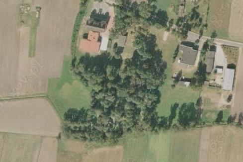Budynek posiada dwie kondygnacje i poddasze nakryte dachem dwuspadowym z blachy. Elewacja północna jest siedmioosiowa i zawiera prostokątne otwory okienne. Do elewacji przylega współczesna wiata.