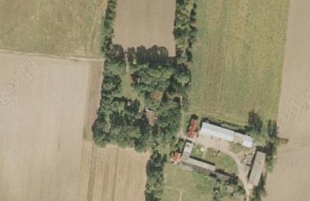 pl) Park dworski powstał ok. poł. XIX w. i położony jest w centrum wsi przy drodze Piotrków Trybunalski- Łask. Park zajmuje obszar 0,85 ha i zachowany jest w dawnych granicach założenia.
