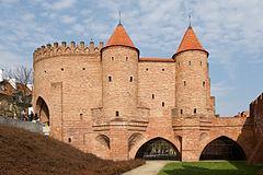 Barbakan Barbakan został wzniesiony około 1548 roku jako element warszawskich murów obronnych, to tak zwane przedbramie Bramy Nowomiejskiej Starego Miasta.