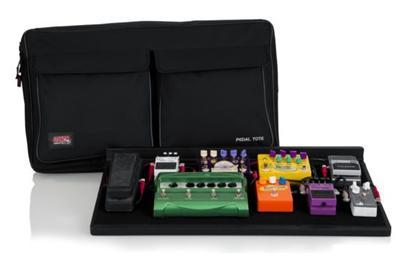 drewnianej sklejki pokrytej Tolexem otwory w pedal boardzie do wygodnego prowadzenia kabli i 4 śruby do mocowania zasilacza płyta efektów pokryta rzepami (dołączony pasek na rzep) kabelki zasilające