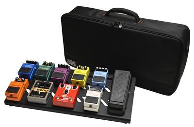 Aluminiowe 17210 GF1BAKBK Pedal board 518 PLN Duży, lekki, aluminiowy pedal board z torbą w komplecie. Pedal board wyposażono w uchwyt zasilacza montowany od spodu. Brak zasilacza w komplecie.