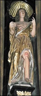 zginęli za wiarę chrześcijańską. Tuż obok kolejny ołtarz poświęcony jest Matce Bożej Różańcowej z Jej obrazem i figurami: bł. Czesława i św. Jacka.