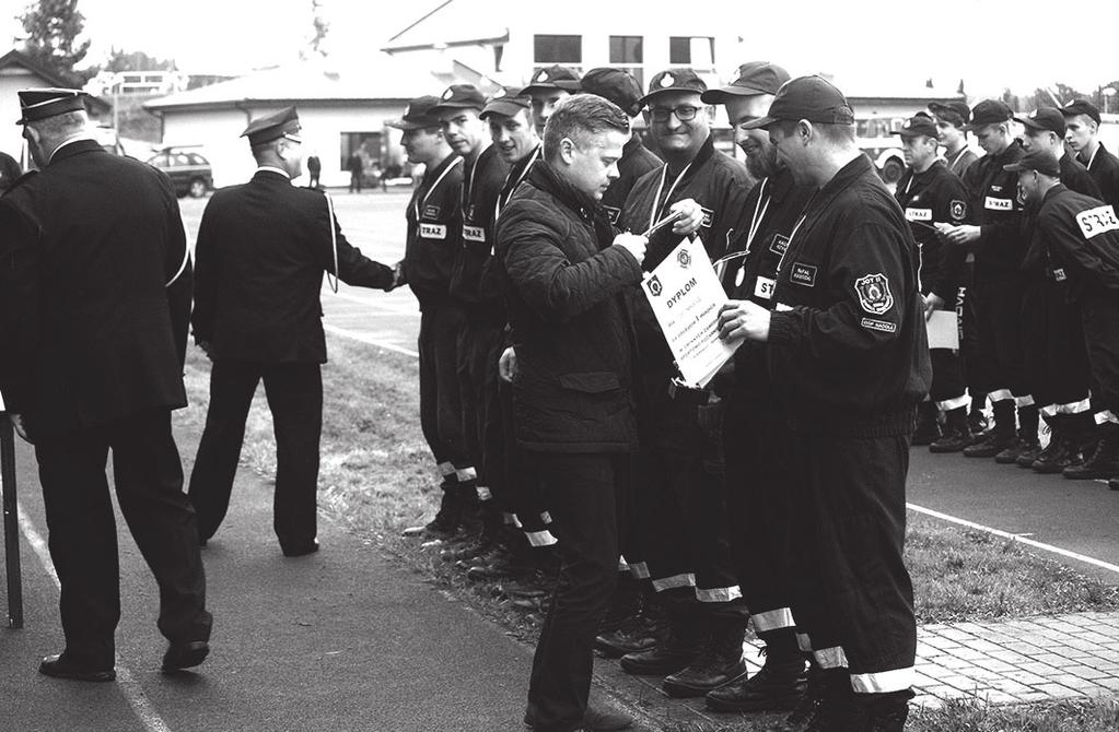 Zbigniew Klejno, mł. kpt. Bartłomiej Siemczyk i Mirosław Józefowicz, prezes ZP ZOSP RP w Wejherowie. Strażacy zmagali się w dwu konkurencjach: ćwiczeniu bojowym i sztafecie pożarniczej.