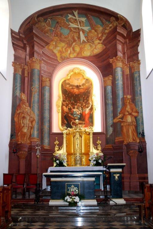 W centralnej części znajduje się Ołtarz Główny z 1770 r. Namalowany prawdopodobnie przez Macieja Rejchana.