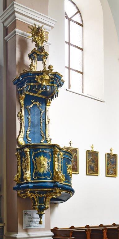 scenę Zesłania Ducha Świętego. Poniżej ołtarza znajduje się rokokowe tabernakulum z 4 ćw. XVIII wieku, zwieńczone bażurową koroną z krzyżem Duchackim.