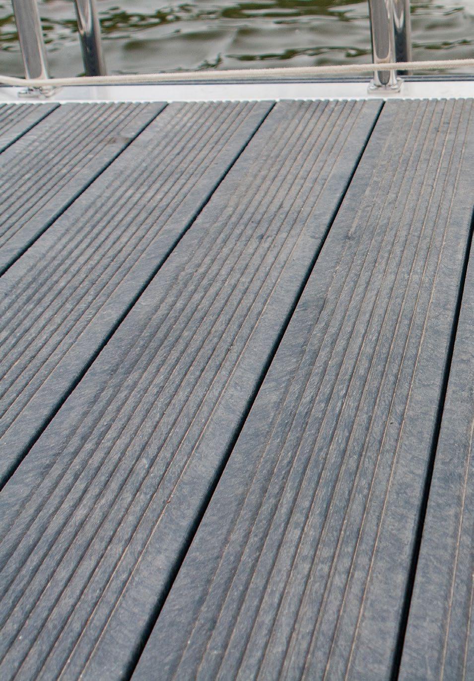 6 7 Pokład pomostu Decking Podłoga pomostu wykonana jest z ryflowanych desek podłogowych z kompozytu o grubości 3 cm, które wykazują właściwości antypoślizgowe.