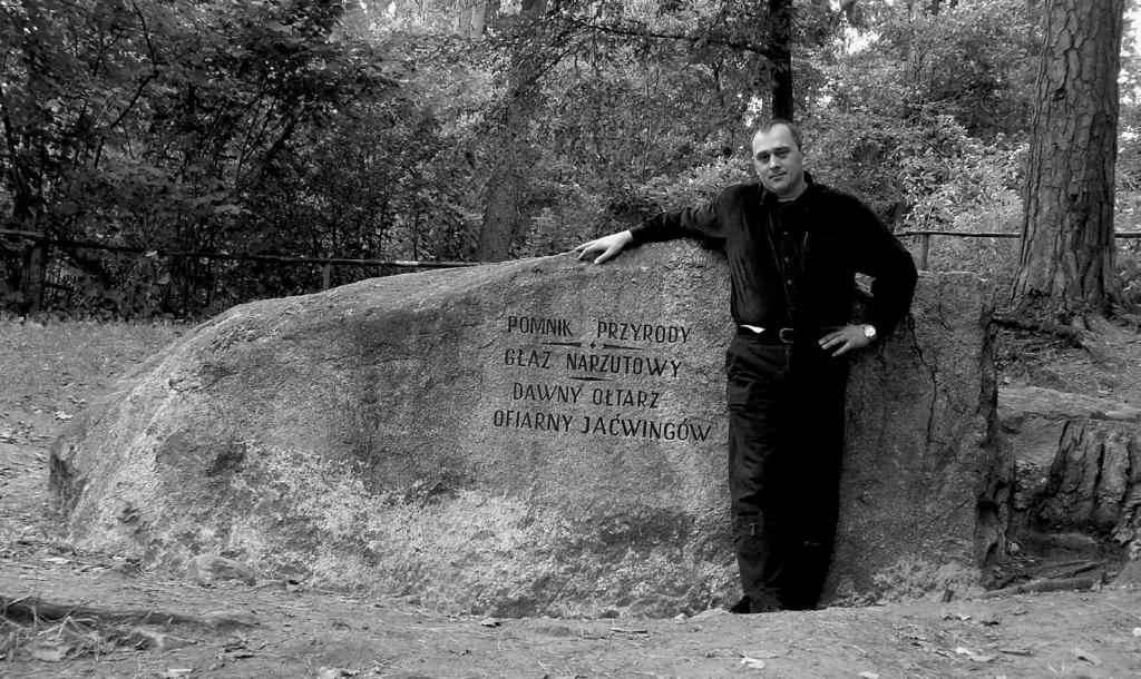 R. KLIMEK, Kamienie kultowe na ziemiach pruskich magnum lapidem - położony w dolinie, wśród bagien. Znajdował się na obrzeżu Świętego Lasu - ad sanctam silvam i dawnej granicy plemiennej Sambii.
