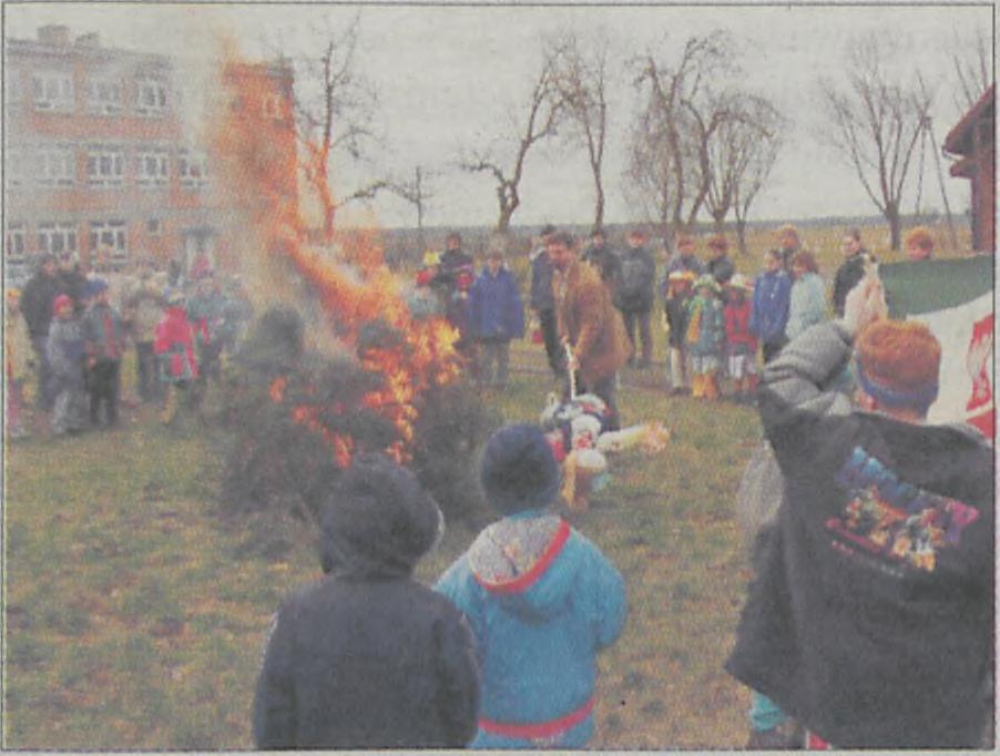 wychowawczynią Lidią Dopieralą tradycyjną Marzannę. Kukla symbolizująca zimę spłonęła później na boisku szkolnym. Paleniu Marzanny towarzyszyły również występy artystyczne.
