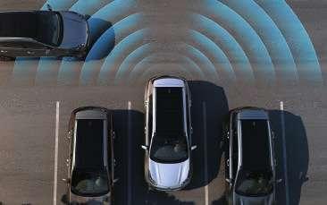 Układ autonomicznego hamowania awaryjnego (Kia Brake Assist) wykrywa zarówno pojazdy jadące z przodu, jak