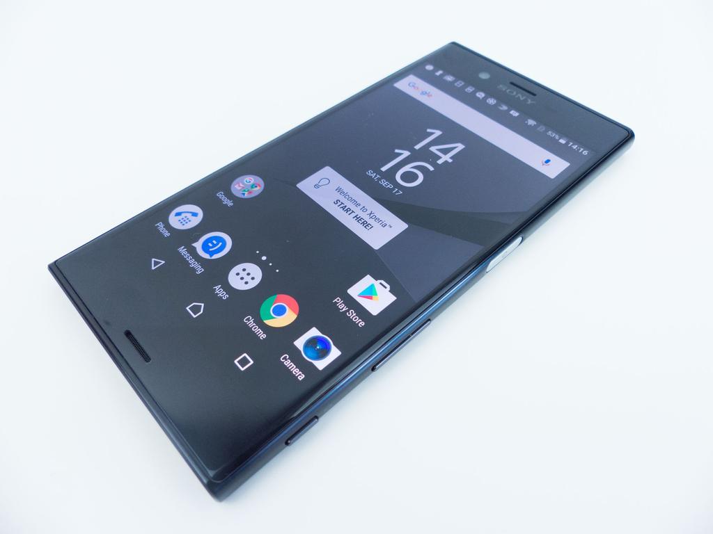 zdecydowanie wygodniejszym wyjściem. Gniazdo USB C też jest poręczne, ze względu na to, że nie trzeba zwracać uwagi, która stroną podłączamy wtyczkę. Rozmiary Xperii XZ to 146 x 72 x 8,1 mm.