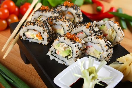 Kalifornia rolls 15 minut 4 osoby Łatwe sos sojowy - 150 mililitrów wasabi w paście - 20 gramów imbir - 100 gramów ugotowany ryż - 300 gramów Nori - 6 sztuk kapusta pekińska - 100 gramów czerwona