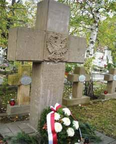 Adam Kropczyński életéről, aki már 1918-20 között tisztként szolgált, majd ügyvédként dolgozott. Aktív tagja volt a przemyśli jogi tanács- -nak és a Fredro drámakörnek.