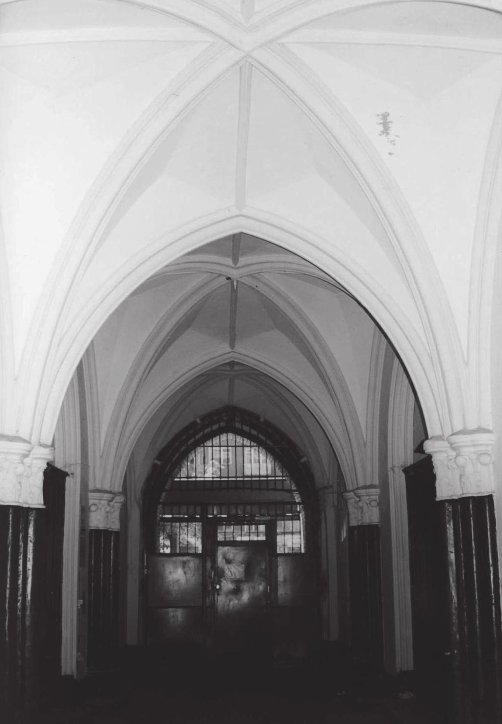 23. Warszawa, ul. Marsza kowska 72, kamienica, przejazd bramny. Fot. Autorka 2003 23. Warsaw, 72 Marsza kowska, tenement house, gate passage, Photo: Author 2003 24. Warszawa, ul. Marsza kowska 66, kamienica, przejazd bramny.