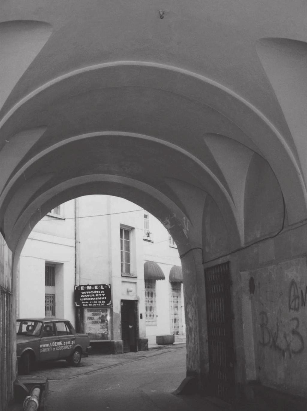 1. Warszawa, ul. Bracka 20, kamienica, przejazd bramny. Fot. Autorka 2003 1.
