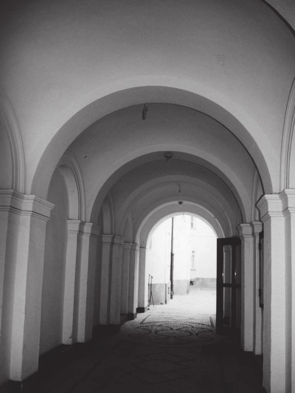 5. Warszawa, ul. urawia 45, kamienica, przejazd bramny. Fot. Autorka 2003 5. Warsaw, 45 urawia, tenement house, gate passage. Photo: Author 2003 6. Warszawa, ul. Jasna 17, kamienica, przejazd bramny.