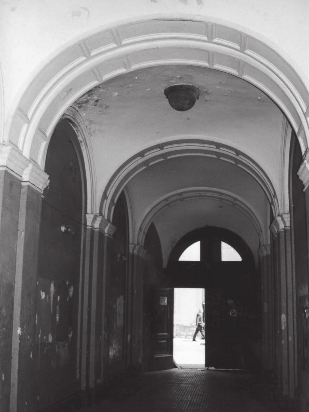 Ten typ przekrycia dawa rozliczne mo liwo ci mody kacji. Zdwajano gurty i pilastry, jak w kamienicy architekta Juliana Ankiewicza przy ul. Jasnej 17 (il.