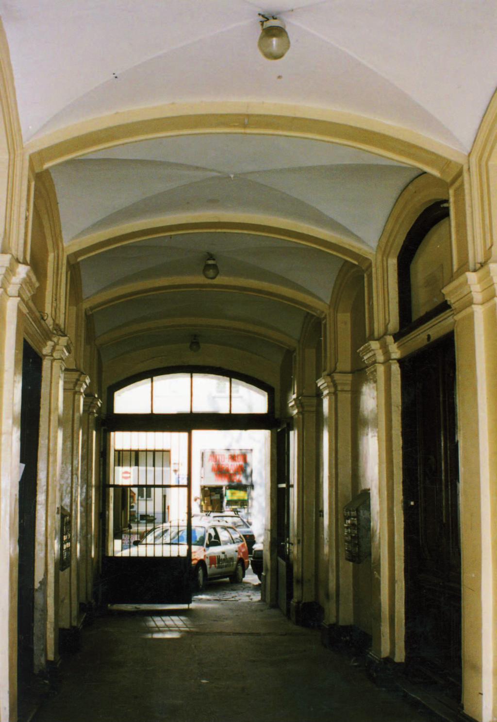 Warszawa, ul. Pozna ska 13, kamienica, przejazd bramny. Fot. Autorka 2003 9.