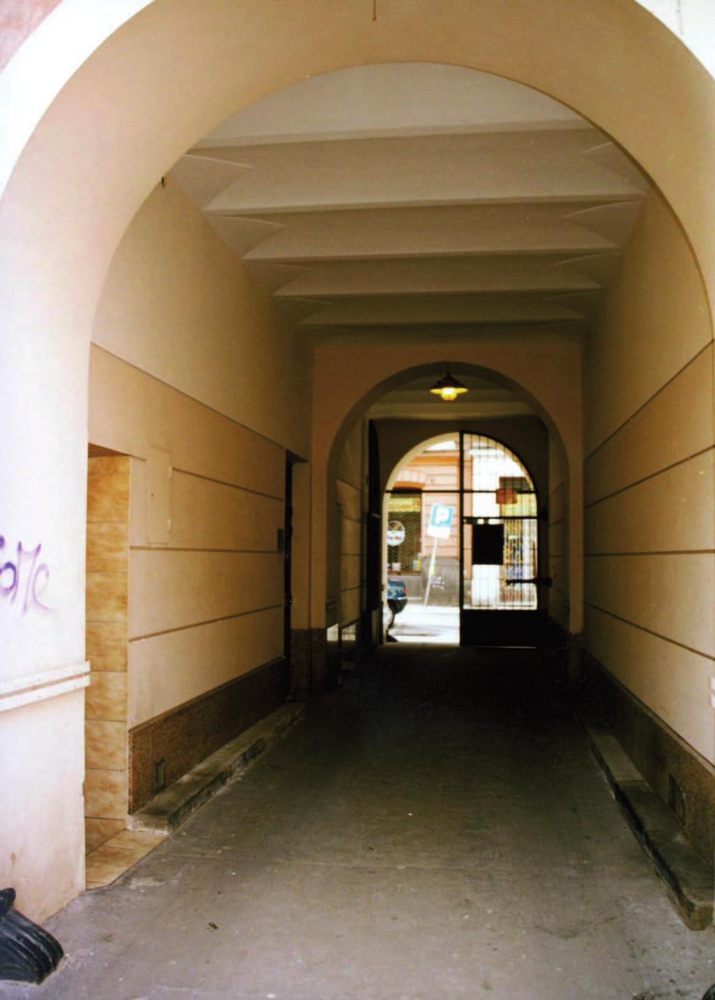 11. Warszawa, ul. Mokotowska 58, kamienica, przejazd bramny. Fot. Autorka 2007 11.