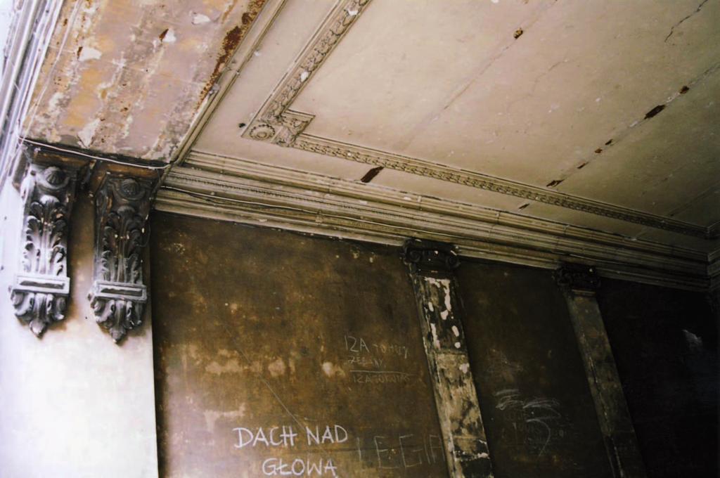 Mokotowska 57, przejazd bramny oþcyny poprzecznej. Fragment pozbawiony tynku. Fot. Autorka 2005 12.