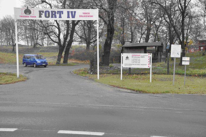 Obiekt dysponuje doma parkingami: zenętrzny (na którym stoi niebieski minibus) oraz enętrzny na terenie obiektu na ok.