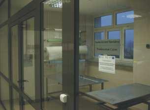 Wytwarzanie kompozytów metodą... 493 a) b) Rys.3. Clean room (a) oraz uformowany pakiet podciśnieniowy (b) Fig.3. Clean room (a) and partial vacuum pack moulded (b) Według takiego schematu wykonywane są pakiety kompozytowe jak i laminaty metalowo-włókniste.